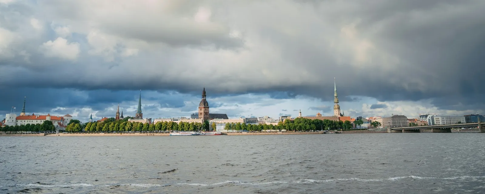 Rīgas vecpilsētas panorāma pāri Daugavai